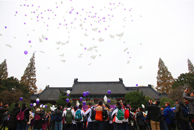 “南京安全区”国际和平徒步活动举行 现场放飞“和平鸽”气球