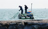 2019年11月3日，广西钦州三娘湾的渔家人下网。 