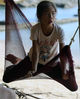 2019年11月3日，广西钦州三娘湾，在吊床上玩耍的儿童。 