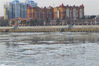 2019年11月4日，中俄界江黑龙江黑河段出现大面积流冰，冰排、冰絮顺流而下，与欧式建筑交相辉映颇为壮观。