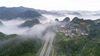 2019年8月28日，云南省蒙自市境内的蒙文砚高速公路老寨、鸣鹫一带云蒸霞蔚，似仙境般引人入胜。