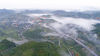 2019年8月28日，云南省蒙自市境内的蒙文砚高速公路老寨、鸣鹫一带云蒸霞蔚，似仙境般引人入胜。