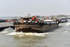 2019年11月4日，京杭大运河江苏扬州段水域，货船川流不息。