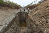 2019年11月5日，在安徽省阜阳市临泉县吕寨镇杨庄村，村民在沟渠内又下挖几米深后，抽水浇地。
