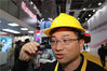 2019年11月5日，上海，第二届中国国际进口博览会隆重开幕。在霍尼韦尔展台，“安全响应中心”系统也备受关注。通过这套系统，工作人员只需戴上一顶安全帽，从安全帽的眼镜视频中，就可以看到其实时监控的区域各个交流的情况，指导现场人员进行相关操作。这种安全响应系统未来可以广泛应用在港口等领域。视觉中国