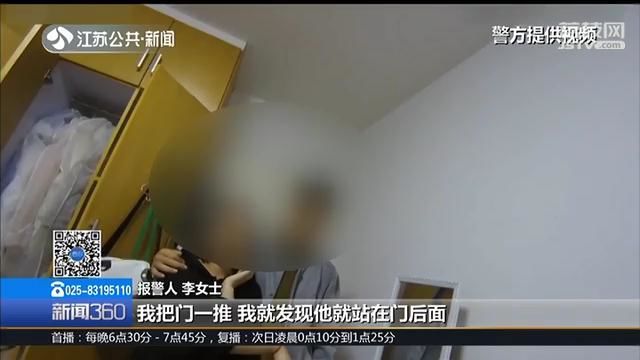 妻子在身边熟睡后 猥琐男下床偷窥合租女子洗澡换衣