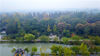 2019年11月7日，江苏扬州，深秋时节，瘦西湖风景区内的树木呈现出红、黄、绿等不同色彩，从空中俯瞰，色彩斑斓，犹如一大块天然调色板。