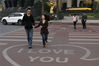 2012年11月11日，重庆，一对情侣牵手经过爱情斑马线。
赵俊超/视觉中国