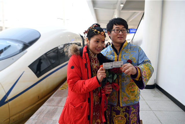 安徽亳州：商合杭高铁开通首日 新人乘高铁结婚