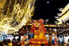 
2019年12月9日，上海。随着鼠年新春临近，豫园商城内的传统新春灯会“发财鼠”在黄金广场已安装到位并正式亮灯，吸引不少中外游客观光拍照留影。