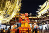 
2019年12月9日，上海。随着鼠年新春临近，豫园商城内的传统新春灯会“发财鼠”在黄金广场已安装到位并正式亮灯，吸引不少中外游客观光拍照留影。