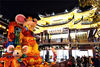 2019年12月9日，上海。随着鼠年新春临近，豫园商城内的传统新春灯会“发财鼠”在黄金广场已安装到位并正式亮灯，吸引不少中外游客观光拍照留影。严大明/视觉中国 编辑/康娜