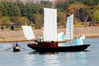 2019年12月9日，江西上饶，鄱阳县鄱阳湖国家湿地公园白沙洲附近水域，当地群众扬帆起航的帆船重现，成为一道亮丽的风景。