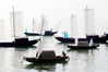 2019年12月9日，江西上饶，鄱阳县鄱阳湖国家湿地公园白沙洲附近水域，当地群众扬帆起航的帆船重现，成为一道亮丽的风景。