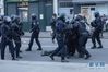 12月10日，在法国北部城市里尔，警察在罢工示威游行现场逮捕示威者。法国全国跨行业大罢工及游行10日继续举行，交通、教育等多个行业受到影响。新华社发（塞巴斯蒂安·库尔吉摄）