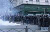 12月10日，在法国北部城市里尔，警察在罢工示威游行现场与示威者对峙。法国全国跨行业大罢工及游行10日继续举行，交通、教育等多个行业受到影响。新华社发（塞巴斯蒂安·库尔吉摄）