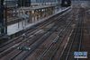 12月10日，在法国巴黎一个火车站，晚高峰时段的月台受罢工影响空无一人。法国全国跨行业大罢工及游行10日继续举行，交通、教育等多个行业受到影响。新华社记者 高静 摄