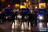 12月10日，在法国巴黎，警察在罢工游行现场严阵以待。法国全国跨行业大罢工及游行10日继续举行，交通、教育等多个行业受到影响。新华社发（奥雷利安·莫里萨尔摄）