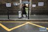 12月12日，在英国伦敦，行人撑伞经过一处投票站。 英国议会下院选举投票于当地时间12日7时开始。此次选举被称为“决定命运”的一次选举。 新华社发（蒂姆·爱尔兰 摄）
