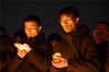 2019年12月12日，在国家公祭日前夜，南京某高校内，百名大学生们点燃蜡烛，摆放出“和平鸽”和“1213”字样，并送上花篮，进行“烛光祭”活动。为在南京大屠杀中的遇难者集体默哀，寄托哀思。
