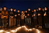 2019年12月12日，在国家公祭日前夜，南京某高校内，百名大学生们点燃蜡烛，摆放出“和平鸽”和“1213”字样，并送上花篮，进行“烛光祭”活动。为在南京大屠杀中的遇难者集体默哀，寄托哀思。