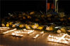 2019年12月12日，在国家公祭日前夜，南京某高校内，百名大学生们点燃蜡烛，摆放出“和平鸽”和“1213”字样，并送上花篮，进行“烛光祭”活动。为在南京大屠杀中的遇难者集体默哀，寄托哀思。编辑/刘元