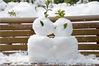 2013年2月19日，江苏常州，暴雪过后，市民堆雪人玩雪欢。
