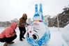 2015年12月3日，吉林省吉林市，东北电力大学校园内学生打造的A啦多梦倒立彩色叮当猫等雪人吸引了人们的眼球。