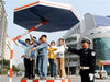 2005年4月20日下午，重庆市云阳新县城实验小学的185名小朋友在操场上接受特殊一课，跟交警叔叔学习交通手势信号“语言”。校园培训结束后，部分学生当天便走上值勤岗亭实践体会。饶国君/视觉中国
