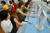 2004年7月9日，厦门东海学院一位失去正常人的双手，用脚读书的年轻人郑华梅。和其他同学一样，郑华梅也喜欢上网，喜欢用QQ在网上和网友聊天，她还有一个好听的网名雨花石。黄少毅/视觉中国