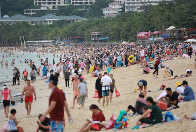 海南三亚迎冬季旅游旺季 游客扎堆海滩晒日光浴