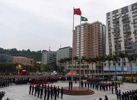 澳门特区政府在金莲花广场举行升旗仪式，庆祝澳门回归祖国20周年！