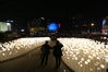 2019年12月20日，上海。日前，上海徐家汇港汇广场室外广场空间上有多达20000盏蒲公英灯组成一片梦幻灯海！远看仿佛漫天花絮飘舞，美轮美奂，点亮了城市夜空。即便是寒冷的夜晚，也吸引不少市民前往打卡。