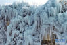 　　这是平山县沕沕水景区的冰瀑（12月25日无人机摄）。 近日，河北省平山县境内的沕沕水景区出现冰瀑美景，形态各异的冰柱悬挂在山麓间，吸引游客前来观赏。 新华社记者 杨世尧 摄