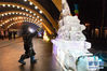 　　12月24日，在俄罗斯首都莫斯科，小朋友参观冰雕艺术展。 哈尔滨冰雕艺术展24日在莫斯科开幕，现场展出了哈尔滨大剧院、防洪纪念塔以及莫斯科红场建筑群等惟妙惟肖的冰雕作品，吸引众多游客驻足拍照。新华社记者 白雪骐 摄