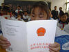 2004年12月3日，北京科阳希望学校6年级学生集体学习未成年人犯罪法。旋风/视觉中国