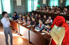 2019年10月24日，浙江湖州，王萍律师用相关案例，向德清四中学生们讲解法律知识。小绍兴/视觉中国