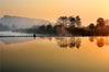 2019年12月3日，新安江上游的安徽黄山市休宁横江出现平流雾景观。