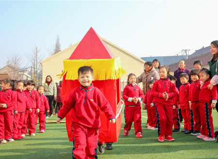  江苏南通：民间游戏进校园 幼儿体验传统体育项目