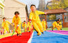 2019年12月3日，江苏南通，如皋市吴窑镇吴窑幼儿园，孩子们玩滚铁环民间游戏。

