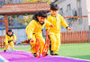 2019年12月3日，江苏南通，如皋市吴窑镇吴窑幼儿园，孩子们玩滚铁环民间游戏。