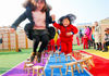 2019年12月3日，江苏南通，如皋市吴窑镇吴窑幼儿园，孩子和家长在玩跳房子民间游戏。