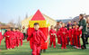 2019年12月3日，江苏南通，如皋市吴窑镇吴窑幼儿园开展民间亲子趣味游戏活动。千名家长孩子、伴随着一曲曲动感欢快的儿歌，做起了抬花轿、舞龙、跳房子、丢手绢、赶小猪、滚铁环、跳皮筋等30多种民间特色游戏。图为2019年12月3日，江苏南通，如皋市吴窑镇吴窑幼儿园，孩子们做抬花轿民间游戏。徐慧/视觉中国 编辑/康娜