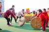 2019年12月3日，江苏南通，如皋市吴窑镇吴窑幼儿园，孩子和家长在玩民间游戏。