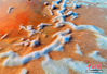 　2019年12月28日，山西运城盐湖的”硝花“景观。随着气温下降，山西运城连绵几十公里的千年盐池“开”出美丽“硝花”，在阳光映衬下显得晶莹剔透。“硝花”是一种特殊物理现象，在湖水低于-5℃时，水中的硫酸钠结晶形成”硝花“景观。 中新社发 姜华 摄 图片来源：Cnsphoto