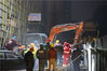 2019年12月3日，浙江海宁，救援人员在现场抢险搜救。4日凌晨，浙江省海宁市政府召开新闻发布会就该起事故进行通报，截至目前，共搜救出22人，其中7人经全力抢救无效死亡。
