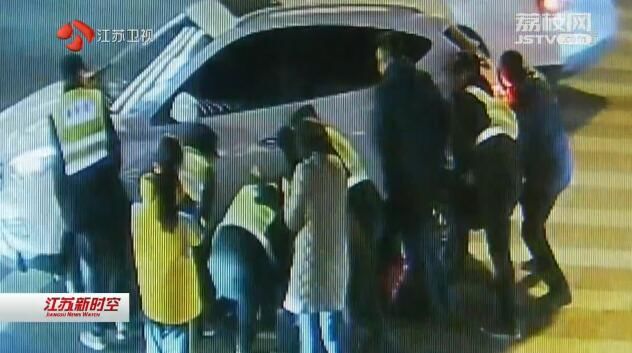 暖心一幕 苏州：万元现金洒落满地 热心群众捡拾归还