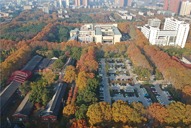  武汉：航拍“森林式大学” 树木色彩缤纷如天然“调色盘”