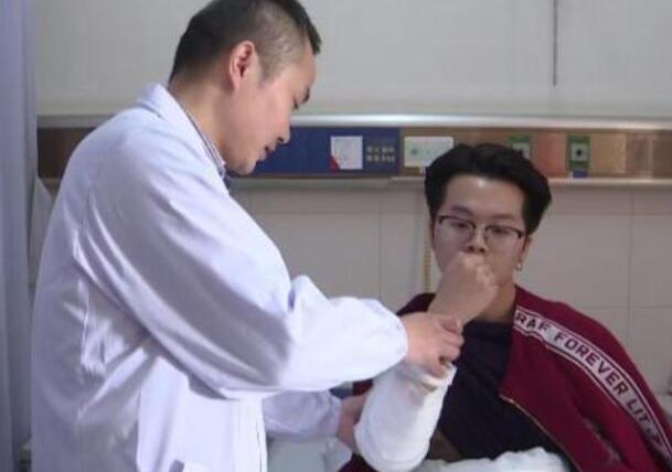 咔嚓!小伙扳手腕居然扳断了臂骨
