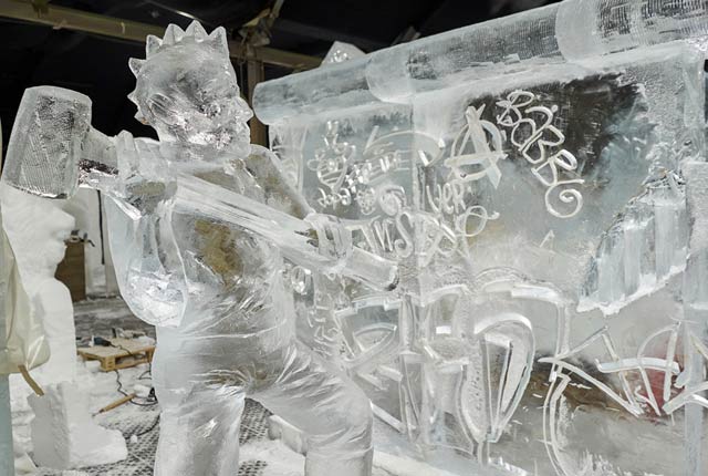 荷兰兹沃勒举办冰雕展 艺术家用冰雕重现柏林墙倒塌